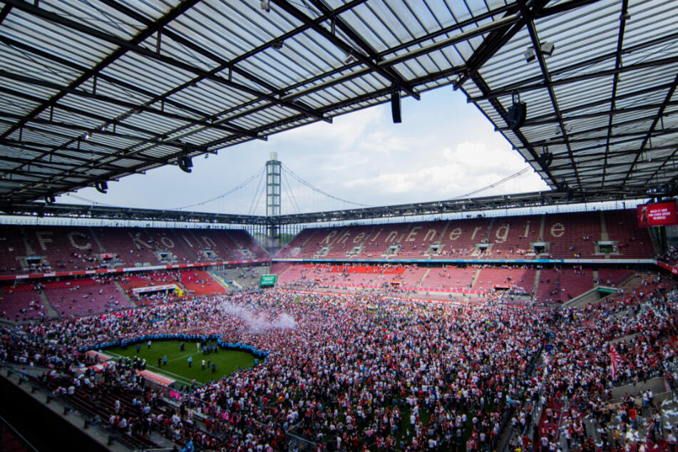 Tausende Anhänger stürmten nach Abpfiff den Rasen und feierten den Europapokal-Einzug des Effzeh.