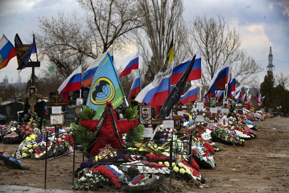 Gräber russischer Soldaten, die in der Ukraine getötet wurden, auf einem Friedhof in der russischen Region Wolgograd. (Archivfoto)