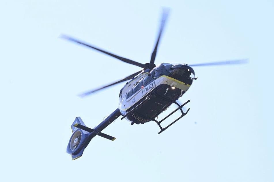 Aus der Luft beobachtet die Polizei, was sich rund um das Rudolf-Harbig-Stadion abspielt.