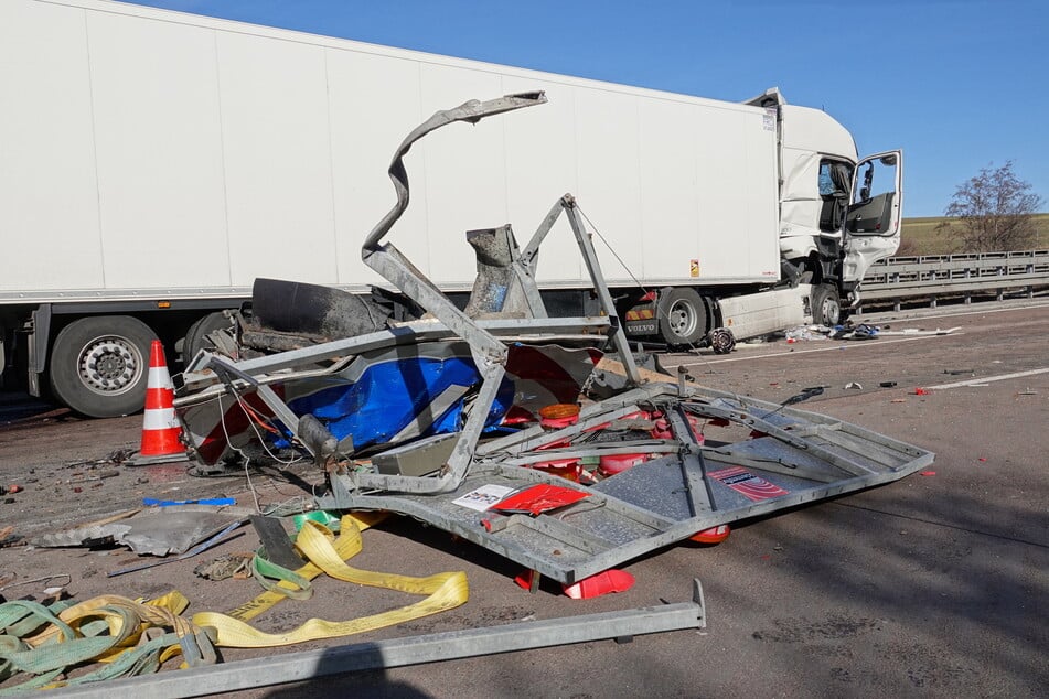 Zuvor hatte der Lkw einen Schilderanhänger umgefahren.