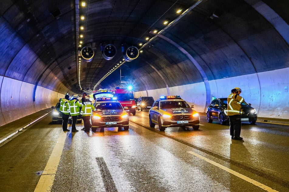 Zwei Fahrstreifen im Tunnel wurden am Vormittag gesperrt.