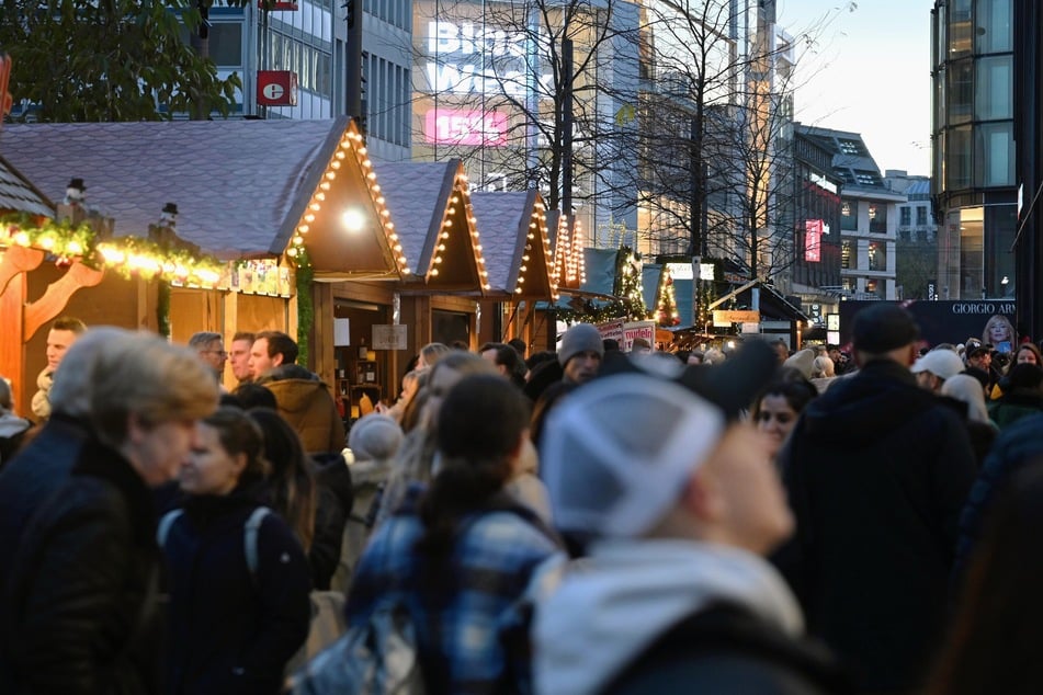 Die Düsseldorfer Weihnachtsmärkte waren am ersten Adventswochenende gut besucht.