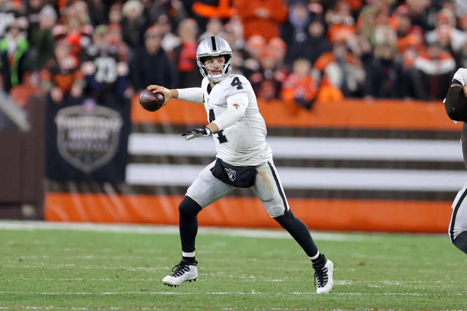 Raiders quarterback Derek Carr threw a touchdown against the Browns on Monday night.