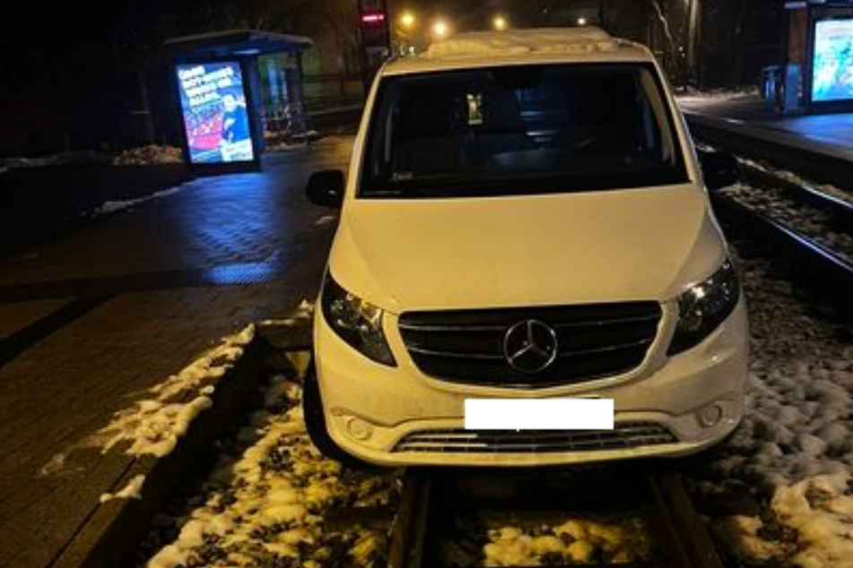 Ein Mercedes hat sich am Sonntagabend in Erfurt im Gleisbereich festgefahren.