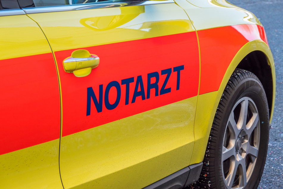 Ein 79-jähriger Autofahrer ist nach einem Unfall in Pulheim im Krankenhaus gestorben. Rettungskräfte hatten ihn zuvor noch wiederbelebt. (Symbolbild)
