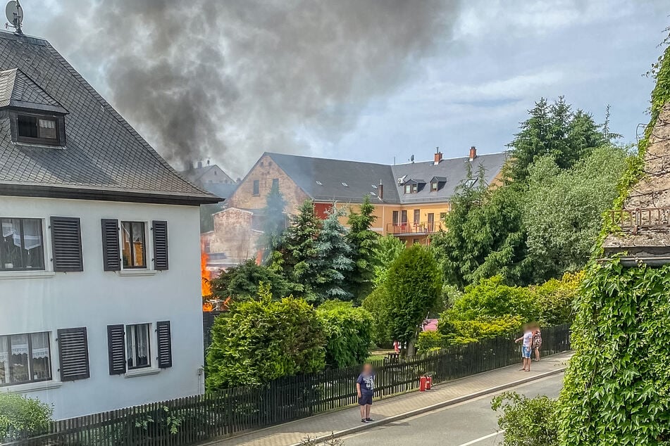 In einem Garten eines Mehrfamilienhauses in Limbach (Vogtland) ging am Sonntagvormittag ein Kinderspielhaus in Flammen auf.