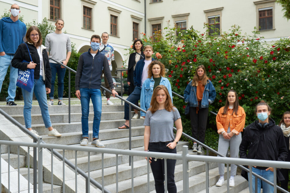Corinna Schütz (vorne, Mitte) und ihre Mitstreiter gegen das "Donaulied". (Archiv)