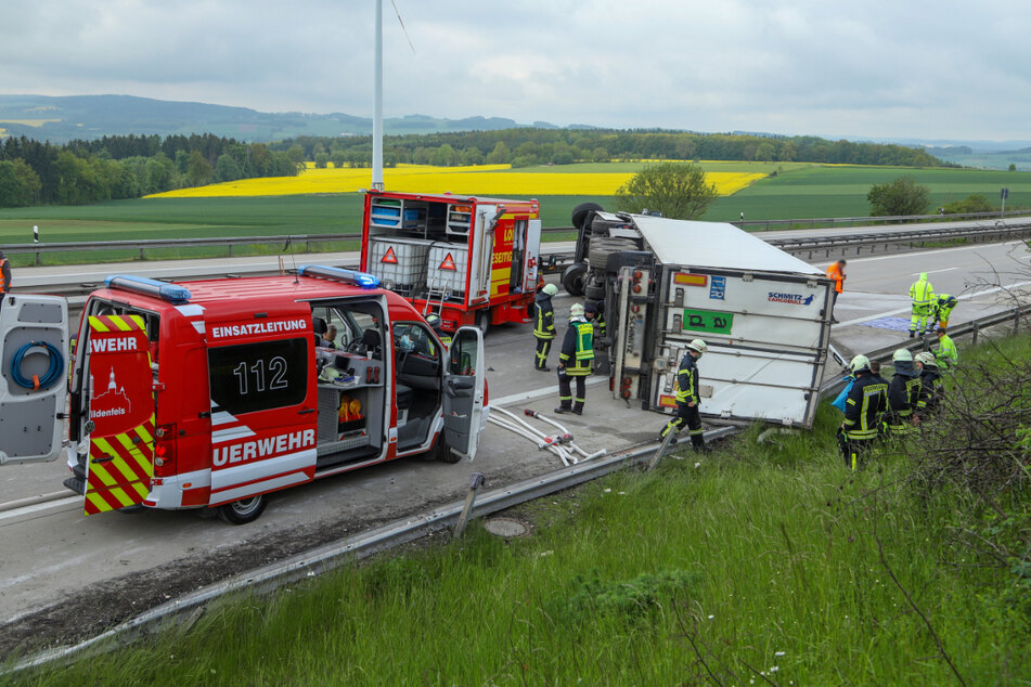 Nach dem Unfall auf der A72 kamen der Fahrer und der Beifahrer des Lkw ins Krankenhaus.