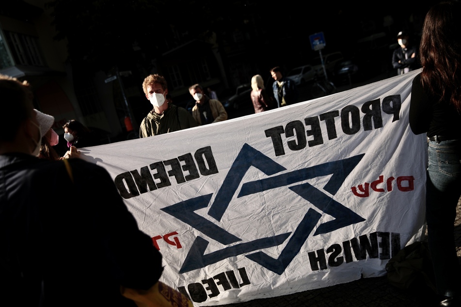 Das 60-jährige Opfer hatte am 18. September an einer Mahnwache für Israel und gegen Antisemitismus in der Hamburger Innenstadt teilgenommen. (Symbolbild)
