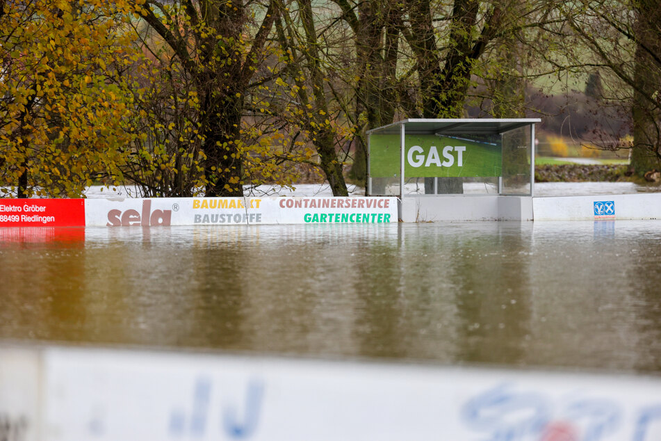 Der Fußballplatz des SV Daugendorf in Riedlingen steht durch das Hochwasser der benachbarten Donau unter Wasser.