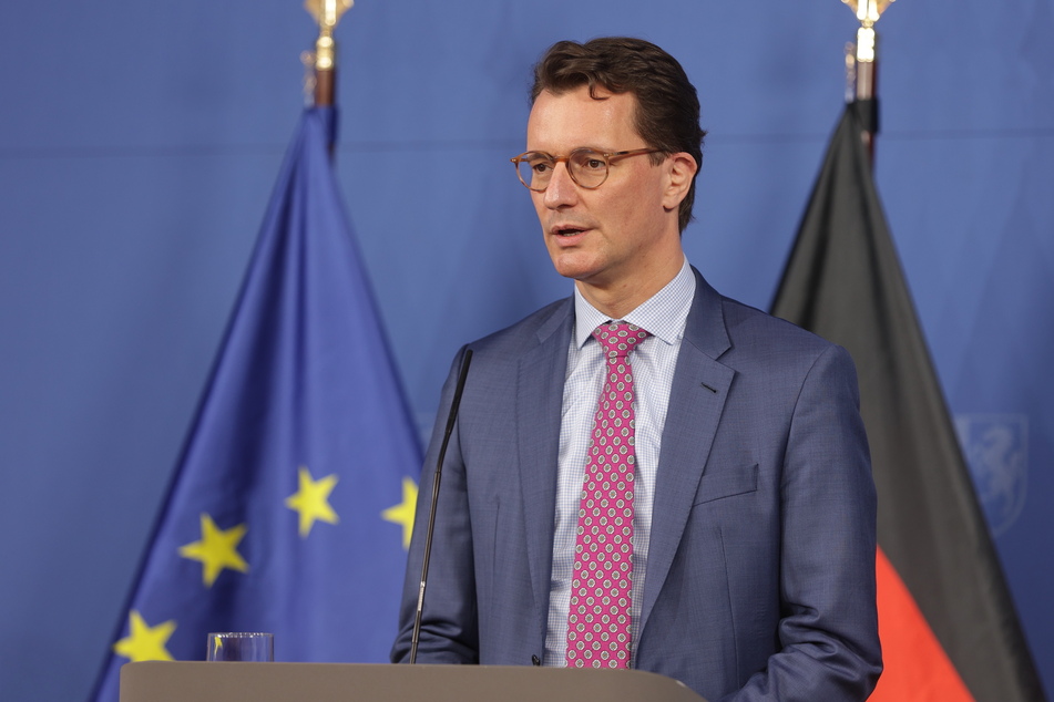 NRW-Ministerpräsident Hendrik Wüst (46, CDU) warnt eindringlich davor, alle Corona-Schutzmaßnahmen zum 19. März auslaufen zu lassen.