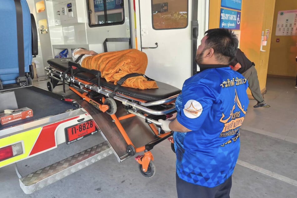 Die Frau wurde sofort in ein Krankenhaus gebracht, als man bemerkte, dass sie noch lebte.