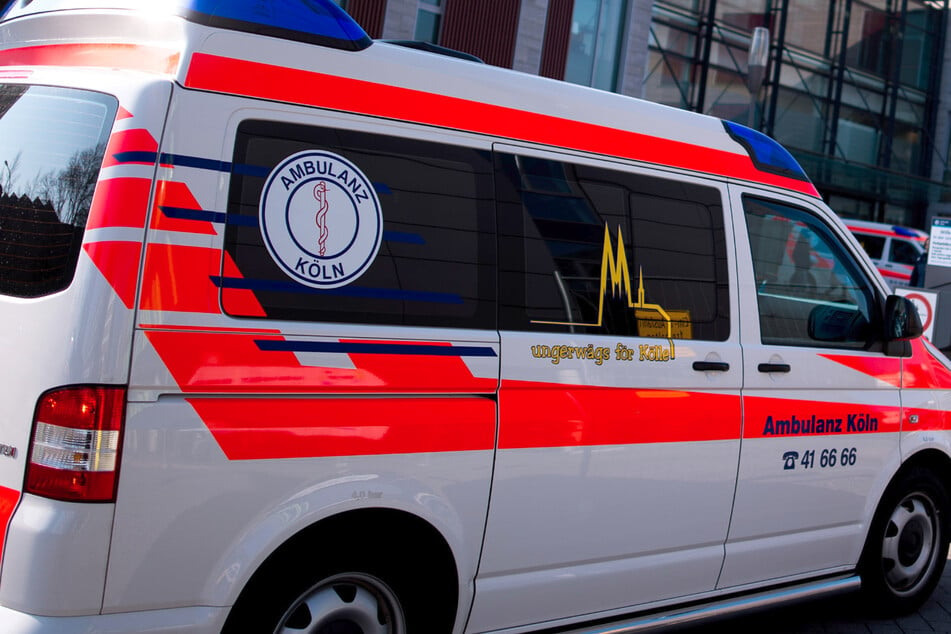 Vierjährige bei Unfall in Köln auf Motorhaube aufgeladen und schwer verletzt