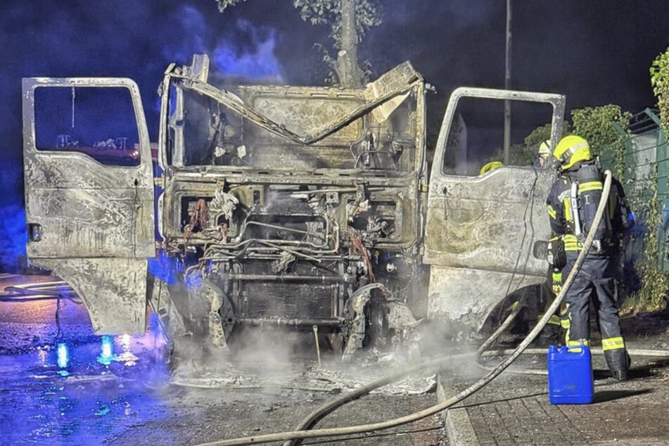 Nach rund anderthalb Stunden konnte die Neusser Feuerwehr den nächtlichen Einsatz beenden.