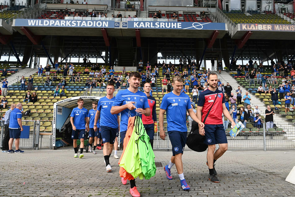 Die Mannschaft läuft in das Stadion ein.