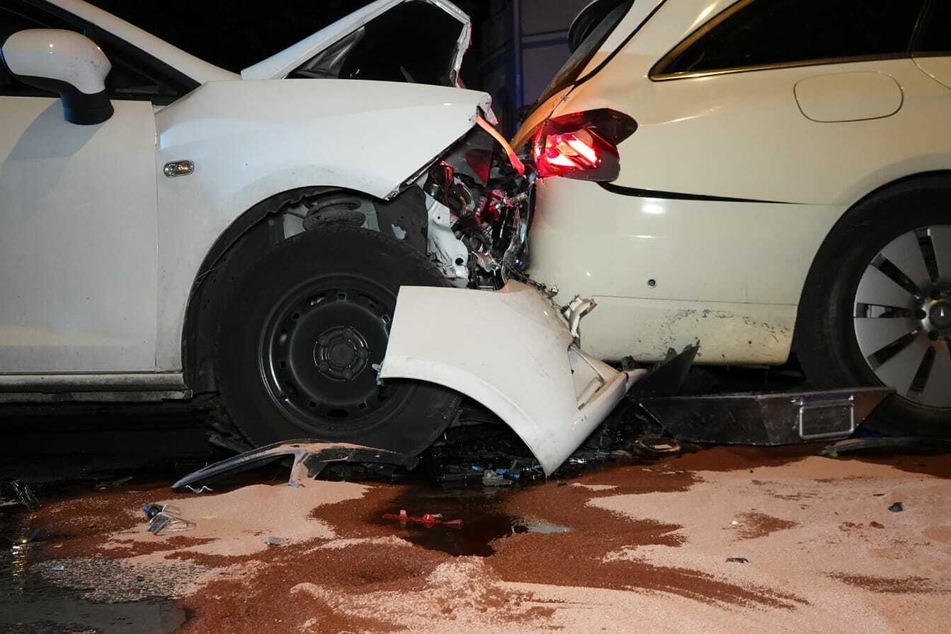 Frau fährt zwei Autos bei roter Ampel auf: 52-Jähriger schwer verletzt
