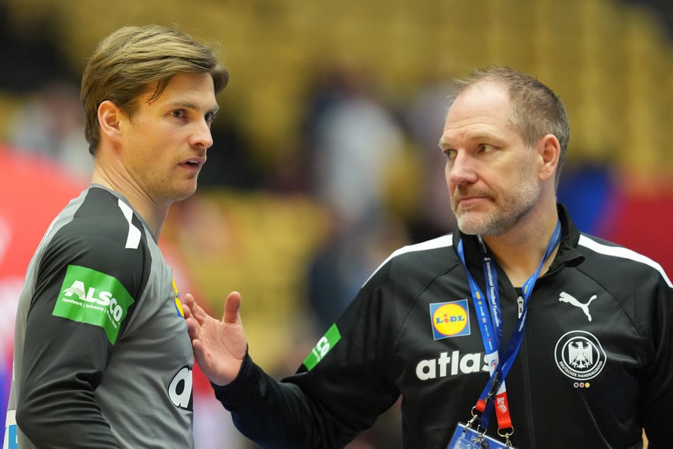 Deutschlands Torwarttrainer Mattias Andersson (r.) spricht vor dem Spiel mit Rune Dahmke.