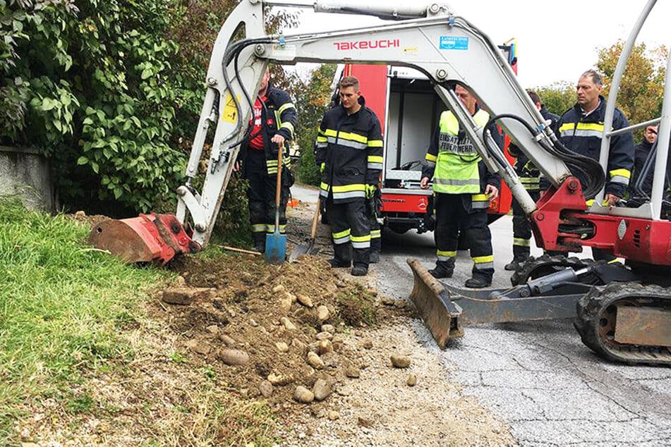 Mit einem Bagger legten die Feuerwehrleute das Regenabflussrohr frei.