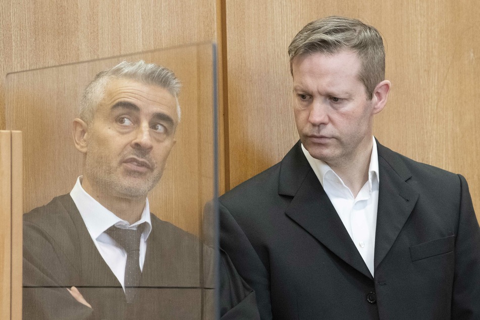 Der Hauptangeklagte Stephan Ernst (r.) spricht mit seinem Anwalt Mustafa Kaplan.