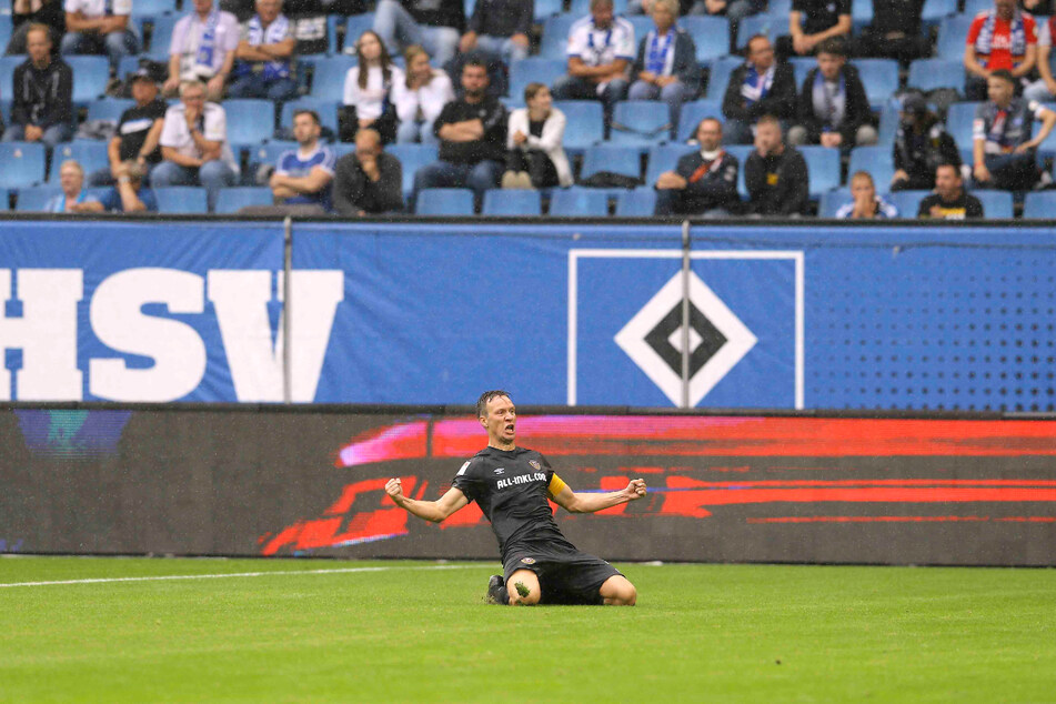 Welch ein Jubel! Tim Knipping ballte nach seinem Kopfballtreffer die Fäuste und rutschte auf Knien durchs Hamburger Volksparkstadion.