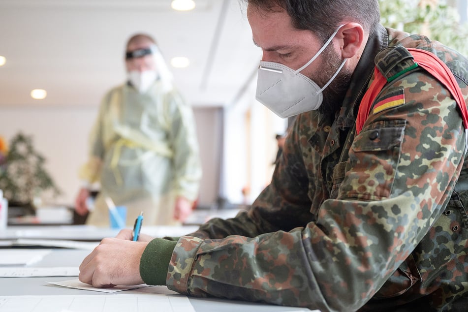 Soldatinnen und Soldaten der Bundeswehr helfen bei Corona-Schnelltests in Alten- und Pflegeheimen.