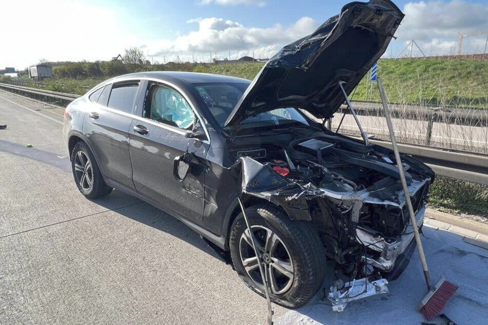 Mercedes-Fahrer kann auf A38 nicht mehr ausweichen: Unfall mit Riesenschaden