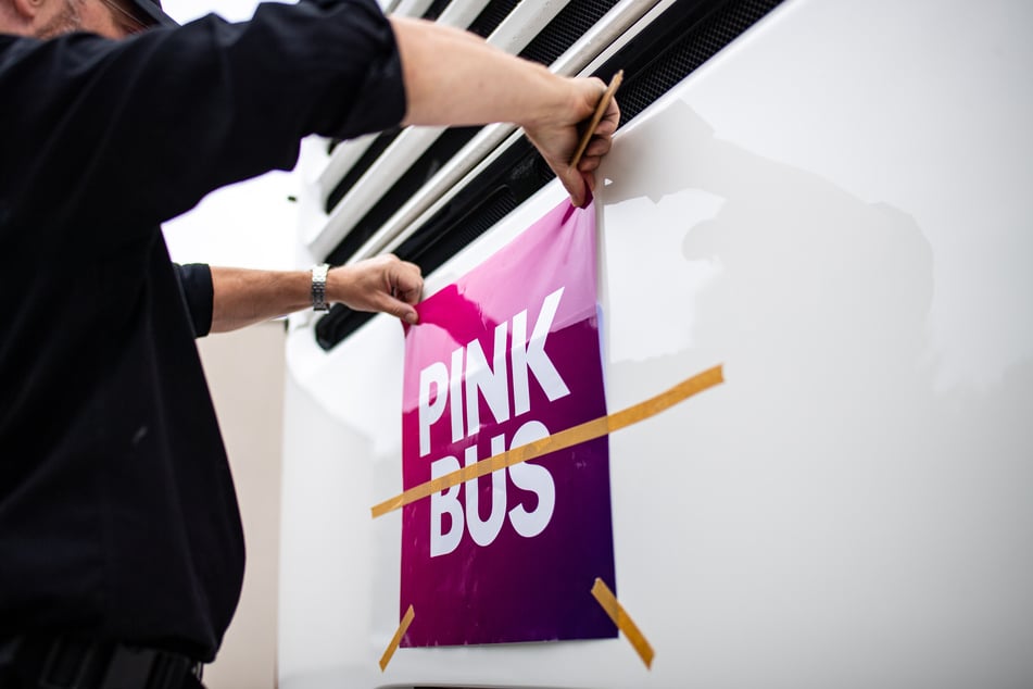 Pinkbus und die Telekom einigten sich auf einen Vergleich: die neue Farbschattierung hat einen pink-lilafarbenen Verlauf.
