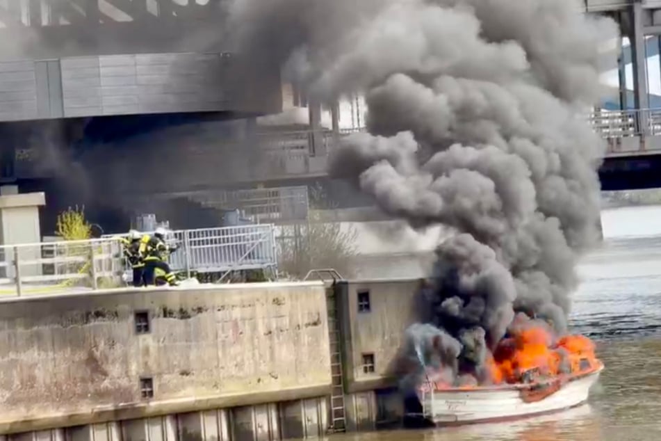 Dichter Rauch stieg am Sonntagnachmittag im Hamburger Hafen auf - ein kleines Sportboot brannte lichterloh.