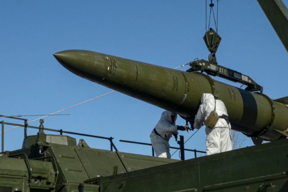 Russische Truppen laden eine ballistische Boden-Boden-Rakete vom Typ Iskander auf eine mobile Abschussvorrichtung.