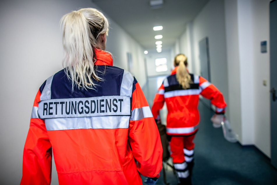Die Ehefrau wurde noch am Tatort von einem Notarzt behandelt, verstarb dann aber zwei Tage später im Krankenhaus. (Symbolbild)