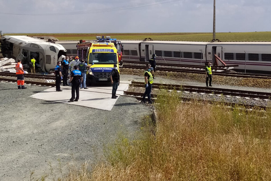 Mitarbeiter des Zivilschutzes und der Feuerwehr sind nach der Entgleisung eines Zuges, der Richtung Madrid fuhr, im Einsatz.