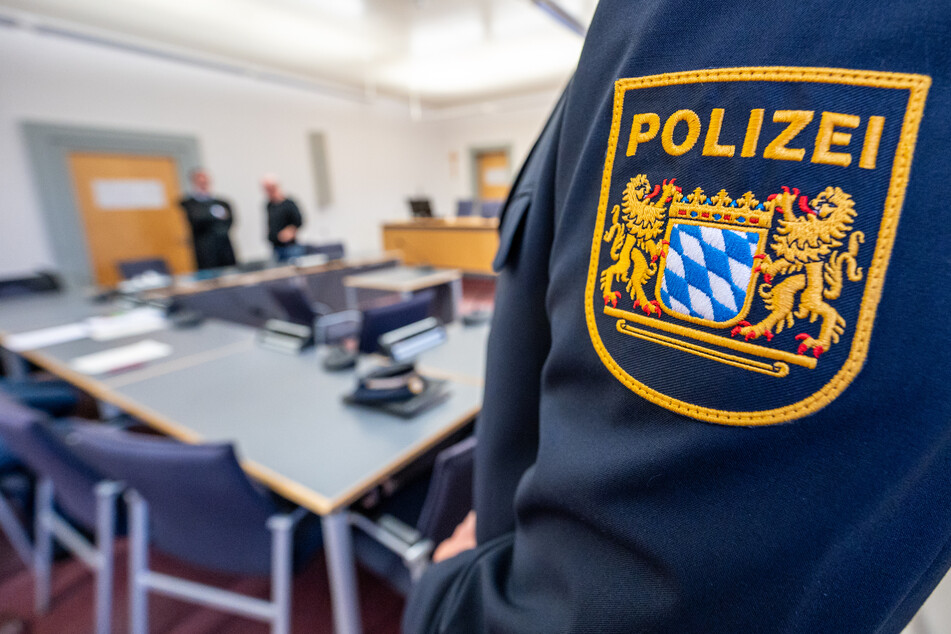 Gegen einen Beamten des Augsburger Polizeipräsidiums wird wegen Volksverhetzung ermittelt. (Symbolbild)
