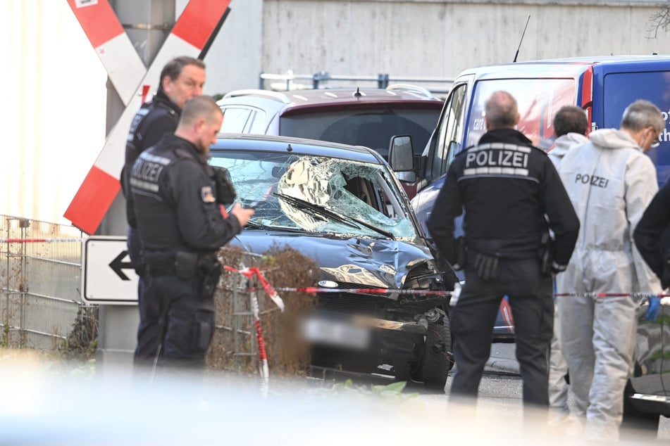 Bei dem mutmaßlichen Tatwagen soll es sich um einen schwarzen Ford handeln.