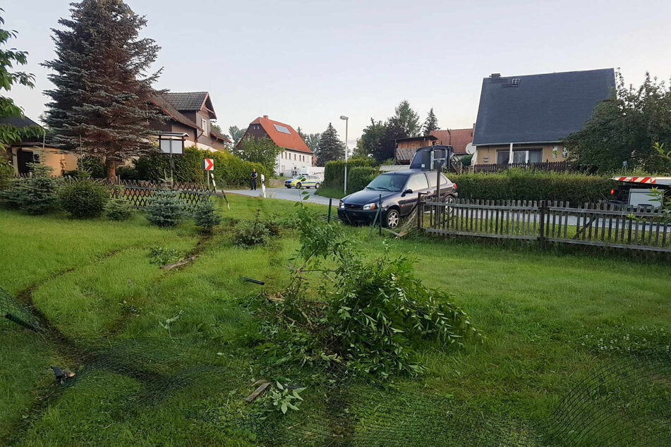 Nachdem der Ford von der Straße gekommen war, verwüstete er gleich zwei Grundstücke.