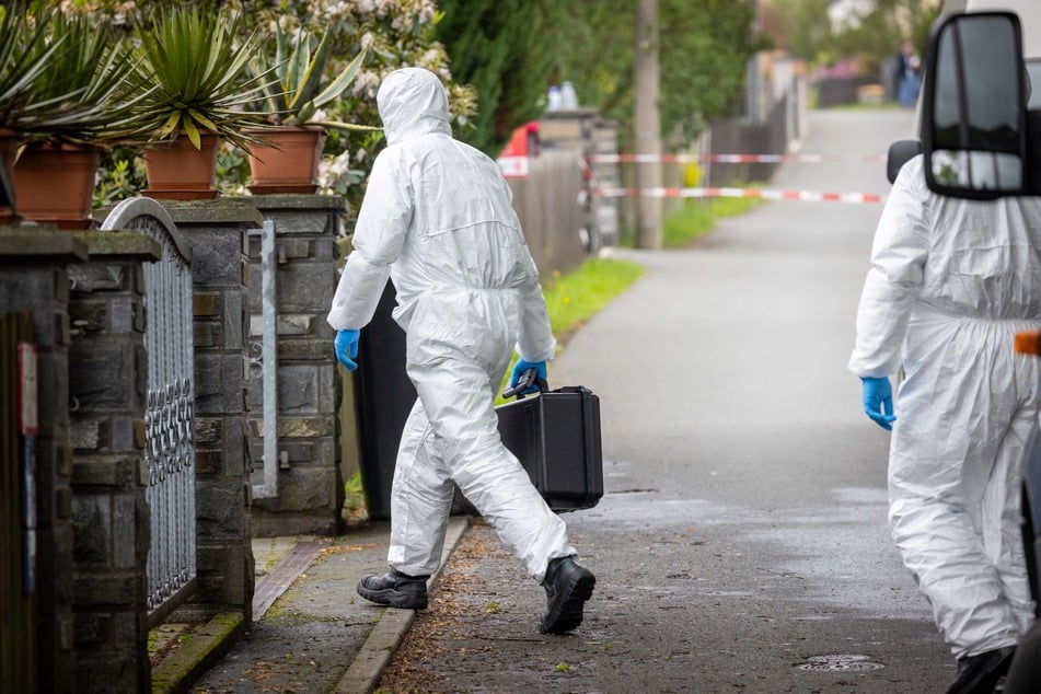 Die Spurensicherung bei ihrer Arbeit. Benjamin H. (28), der mutmaßliche Killer, wurde währenddessen von den Beamten vernommen.