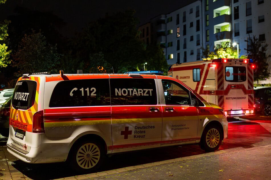 Ein Rettungswagen brachte die schwer verletzte Frau (34) in ein Krankenhaus. Lebensgefahr besteht laut Polizei aber nicht.