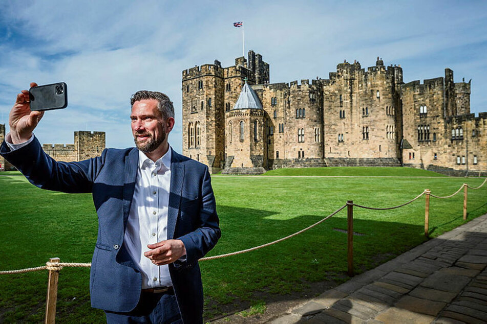 Da kann man schon mal ein Selfie machen: Sachsens Wirtschaftsminister Martin Dulig (48, SPD) vor Schloss Edinburgh (Schottland). Am Freitag kehrt er von seiner Reise ins Vereinigte Königreich zurück.