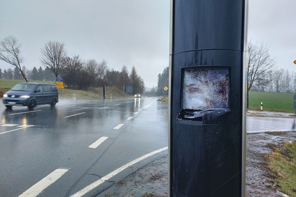 Blitzer im Erzgebirge gesprengt: 65.000 Euro Schaden