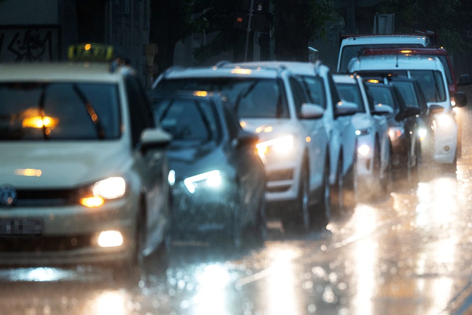 Auch in der Nacht zu Mittwoch muss in Hessen mit Regen gerechnet werden, doch nur im höheren Bergland soll es bei leichtem Frost glatte Straßen geben. (Symbolbild)