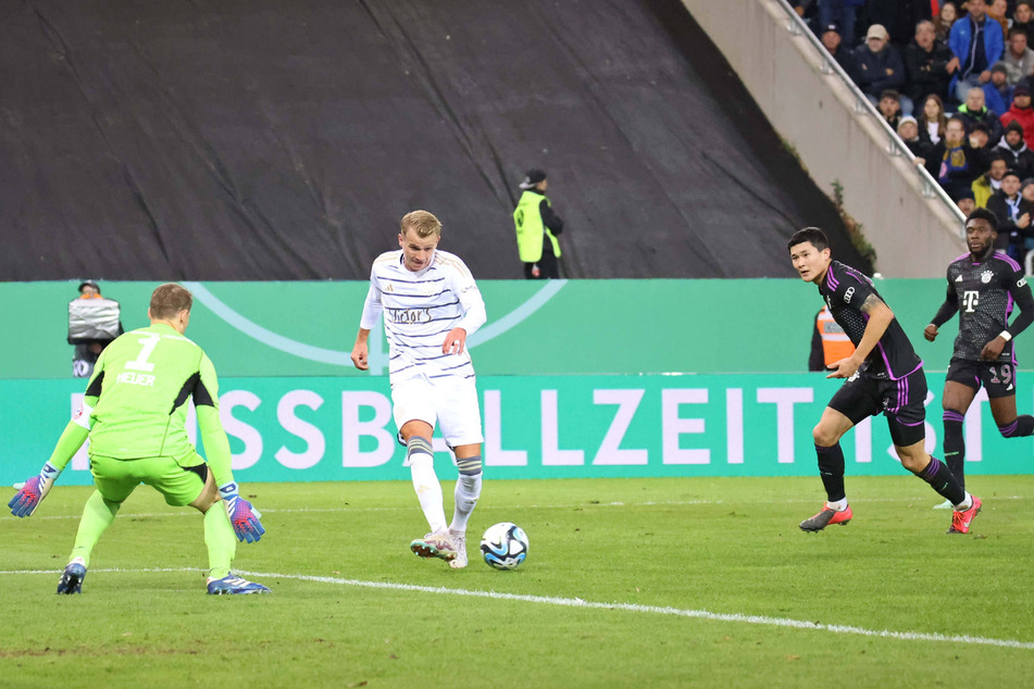 Auf dem Weg zur Sensation: Lukas Boeder passte im November 2023 die Kugel an Bayern-Keeper Manuel Neuer vorbei und bereitete so das zwischenzeitliche 1:1 vor. Das war in der zweiten Runde, Saarbrücken schaffte es danach bis ins Halbfinale.