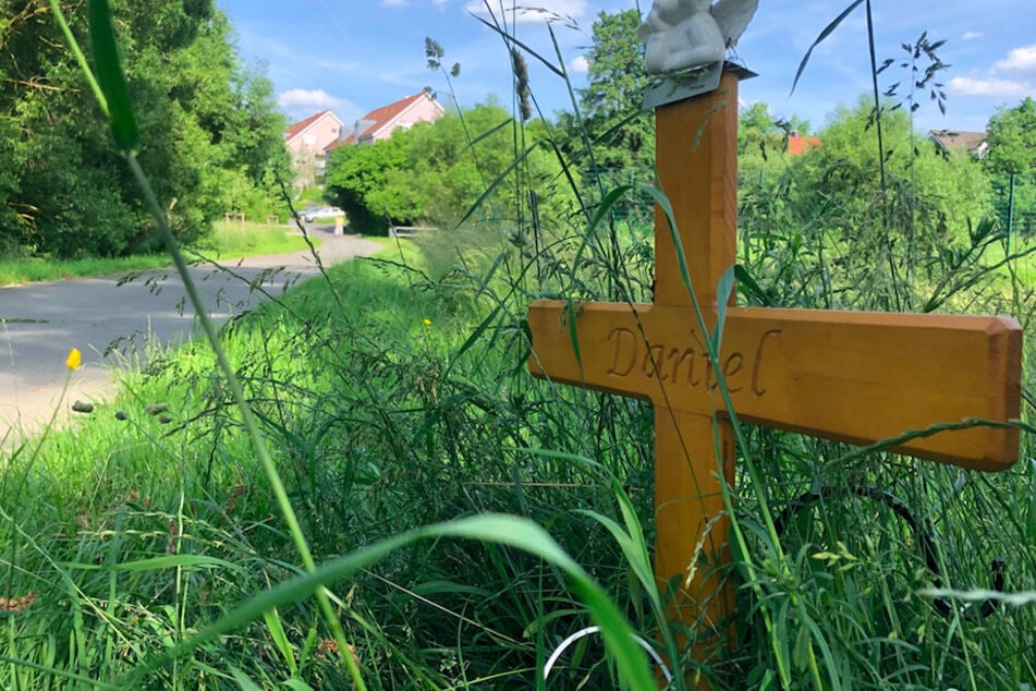 Ein Holzkreuz am Radweg in Bayreuth erinnert an den getöteten Daniel (†24).