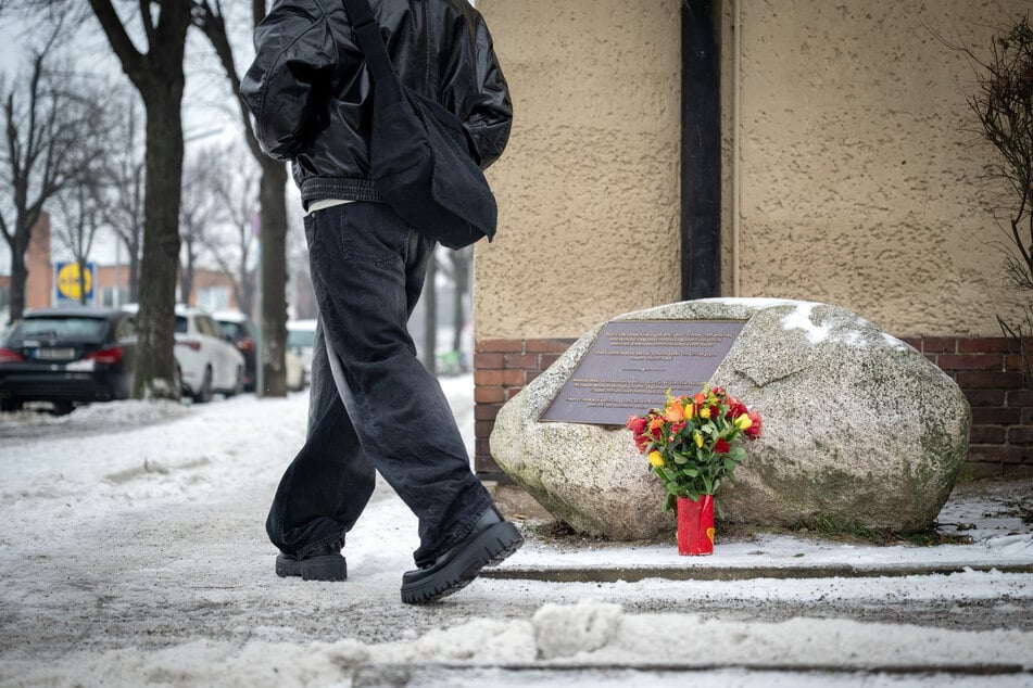 Ein Gedenkstein an der Oberlandstraße in Tempelhof hält die Erinnerung an Hatun Sürücü (✝23) wach.