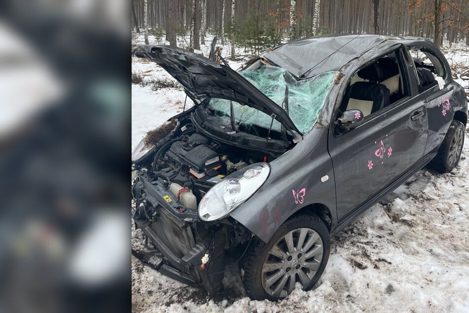 Nissan überschlägt sich mehrfach: Fahrerin hat Glück im Unglück