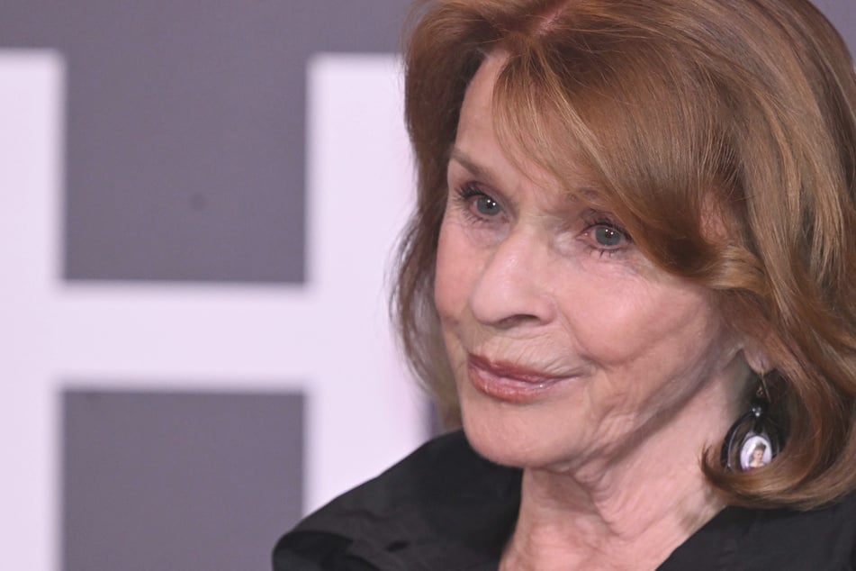 Sorge um Senta Berger: Schauspielerin stürzt kurz vor Auftritt - Shows abgesagt