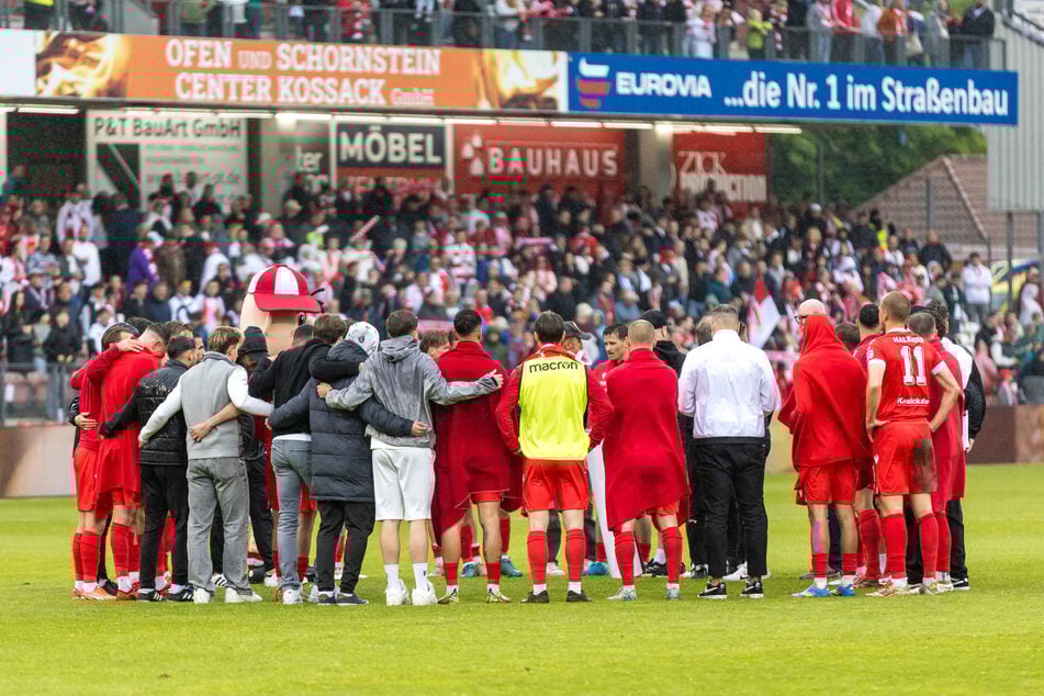 Die Mannschaft bildete nach Schlusspfiff ein letztes Mal den Kreis. Ab Sonntag ist Sommerpause.