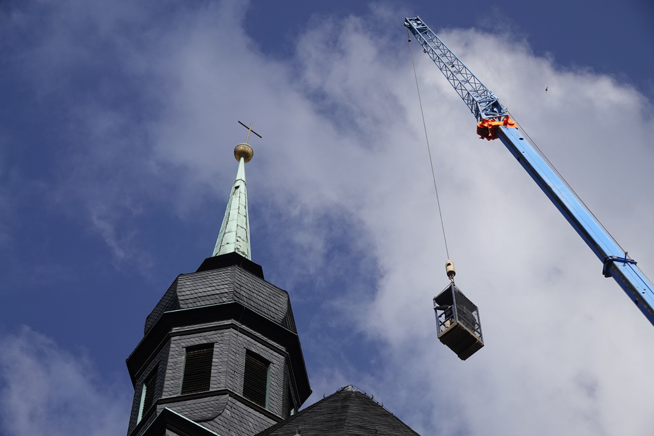 Kreuz und Kugel hingen windschief auf der Kirchturmspitze der Stadtkirche St.-Jakobi.