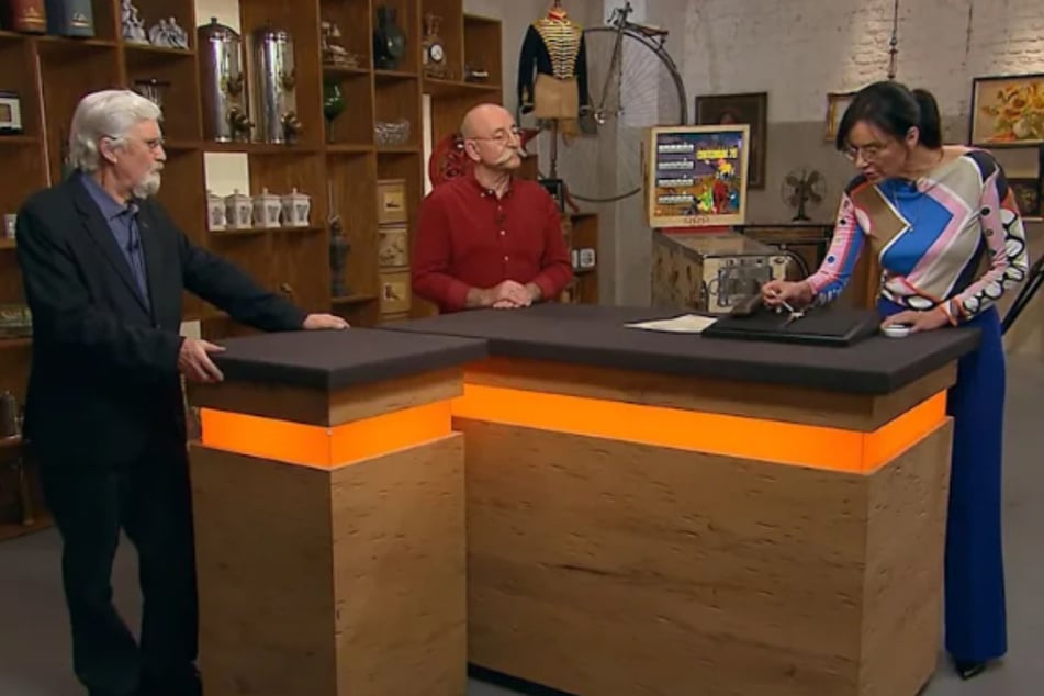 Jürgen Eyding (l.) aus Bad Soden-Salmünster möchte bei "Bares für Rares" eine goldene Armbanduhr verkaufen.