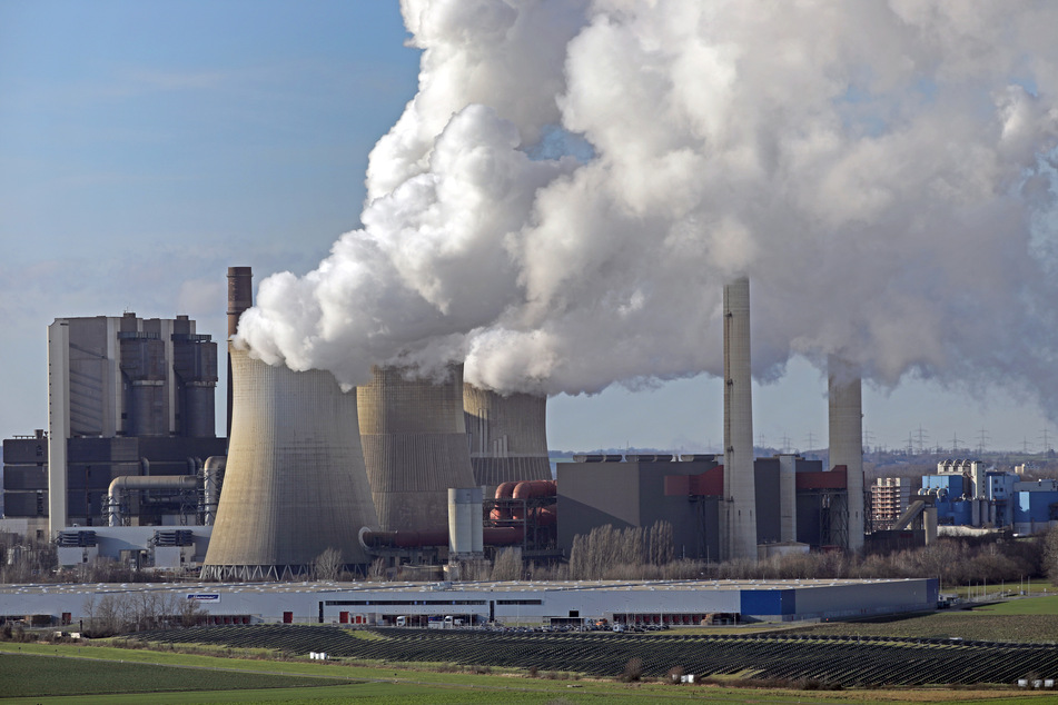 Nordrhein-Westfalen, Eschweiler: Aus dem RWE-Kraftwerk Weisweiler steigt Dampf und Rauch.
