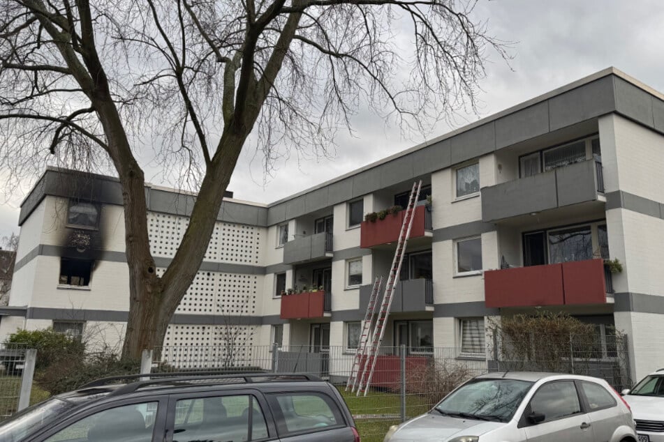 In einer Wohnung im zweiten Stock fanden die Feuerwehrleute plötzlich eine zweite leblose Person.