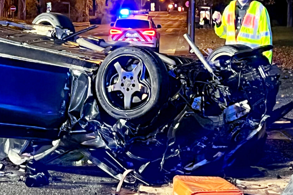 Ein zertrümmerter Mercedes CLS in Wiesbaden - in der hessischen Landeshauptstadt kam es zu einem Unfall mit mehreren Schwerverletzten.